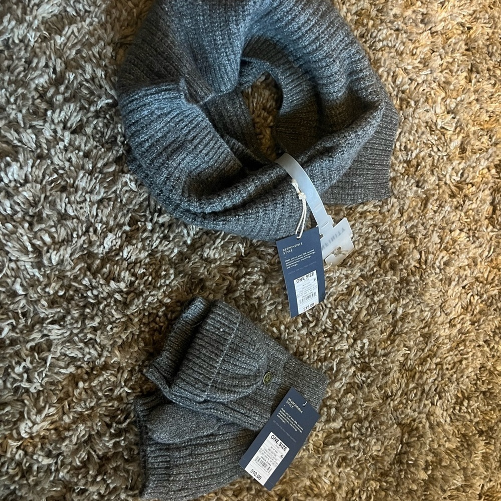 NWT universal thread gray scarf and glove set